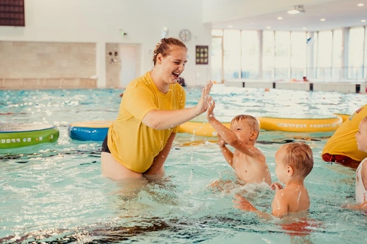 LAGO Kortrijk-Lagaeplein les enfants font un high five à l'entraîneur