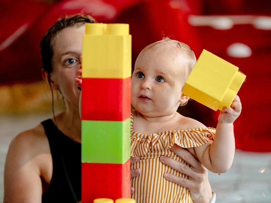 WaiWai watergewenning baby speelt met blokken