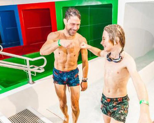 LAGO man en jongen geven elkaar een vuistje