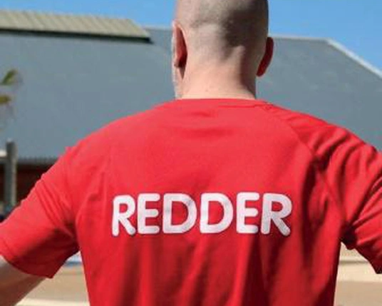 LAGO man met rode t-shirt waarop aan de achterkant redder staat gedrukt