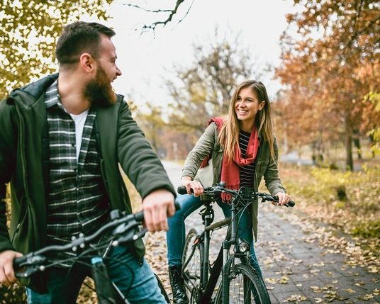 LAGO Kortrijk Weide Fietstocht man en vrouw genieten