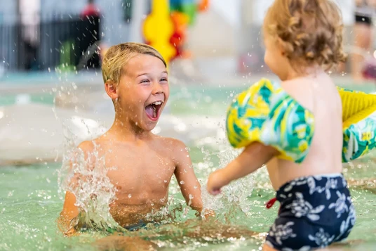 LAGO Kortrijk Weide Kinder spelend in het water