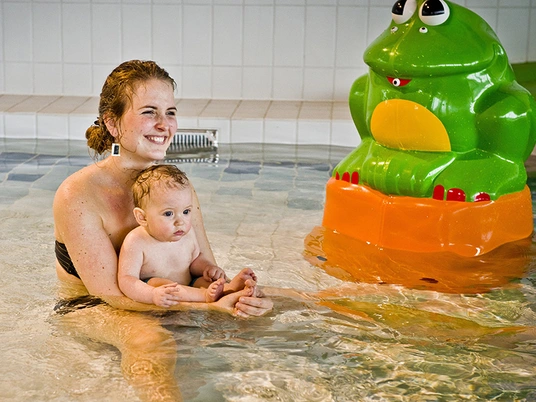 LAGO Beveren mama en baby in kinderbad