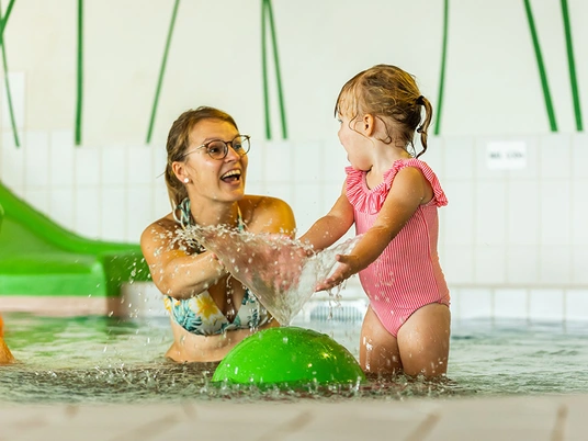 LAGO Beveren mama en kindje in kinderbad