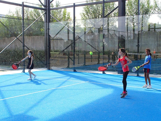 LAGO Beveren kinderen spelen padel