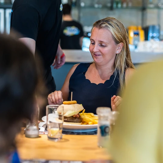LAGO Beveren vrouw wordt bediend in bistro