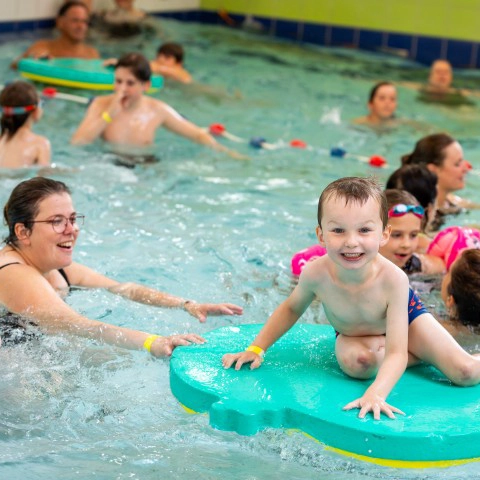 LAGO Lier golfslagbad_mama met kind op mat