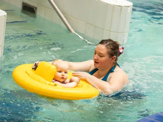 LAGO Pelt mama met baby in warme lagune