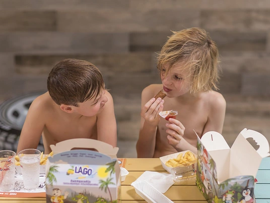 LAGO jongens eten kidsbox op zwemmersterras
