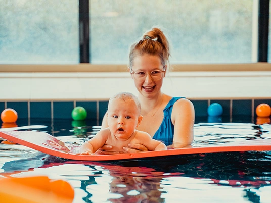 LAGO watergewenning met mama en baby in de warme lagune 