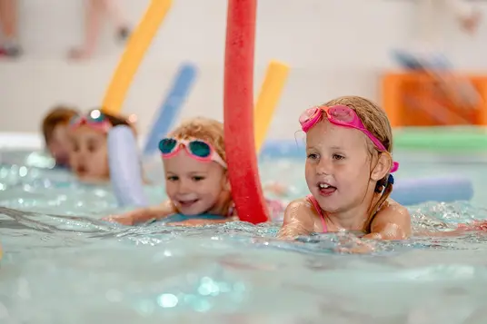 Kinderen die WaiWai-les volgen