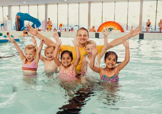 LAGO Zwevegem waiwai begeleider met kids in water vrolijk