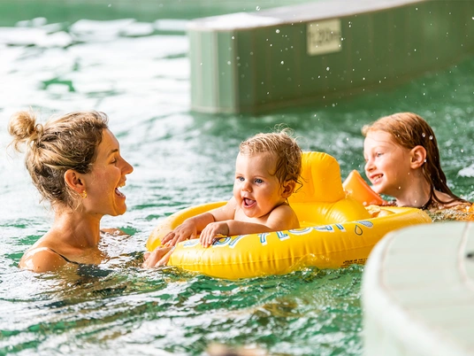 LAGO Kortrijk Weide warme lagune mama en baby in gele band
