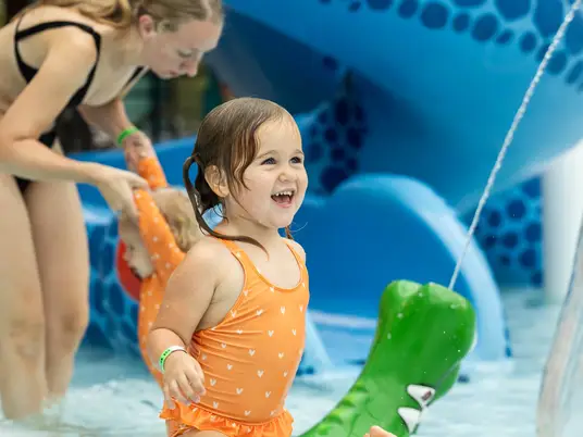 LAGO Pelt Dommelslag meisje gelukkig in kinderbad