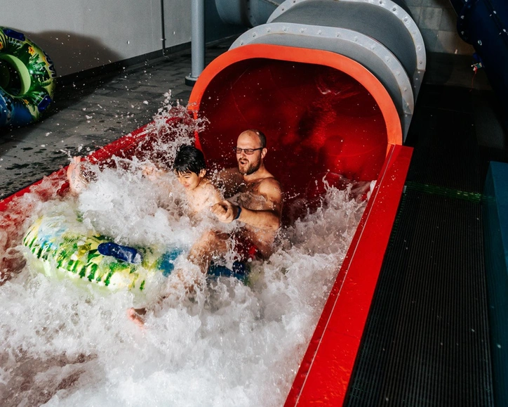 Lago Gent Waterglijbaan Red Viper uitgang splash vader en kind