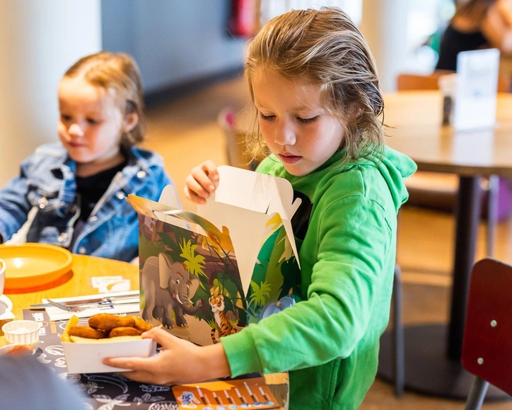 LAGO Beveren etende kinderen in de bistro