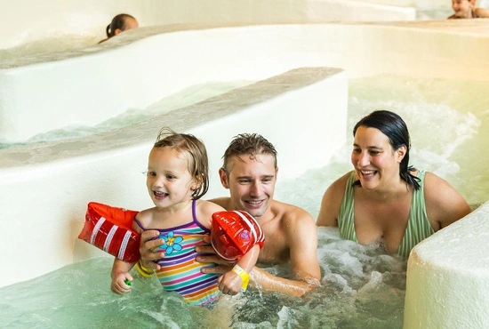 LAGO Beveren gezin in de wildwaterbaan