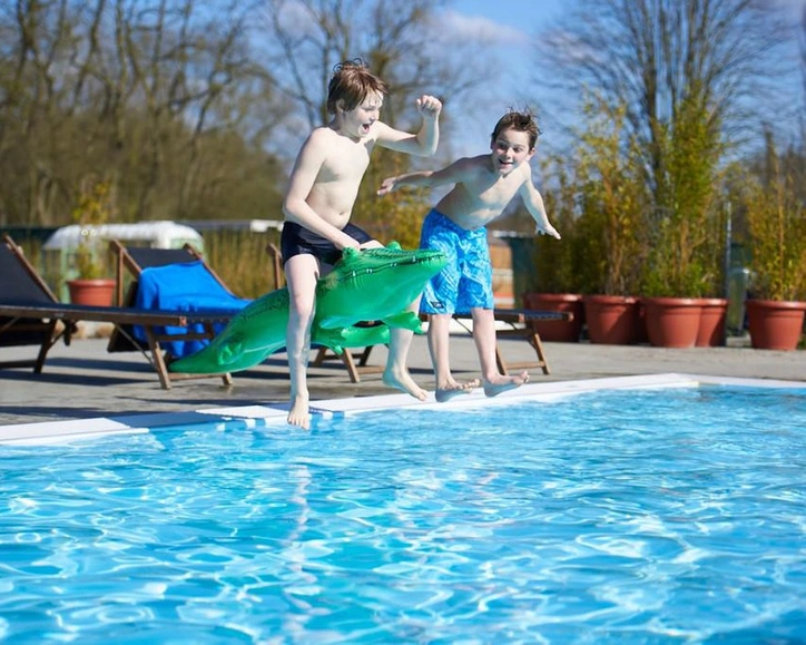LAGO Gent jongens springen in water
