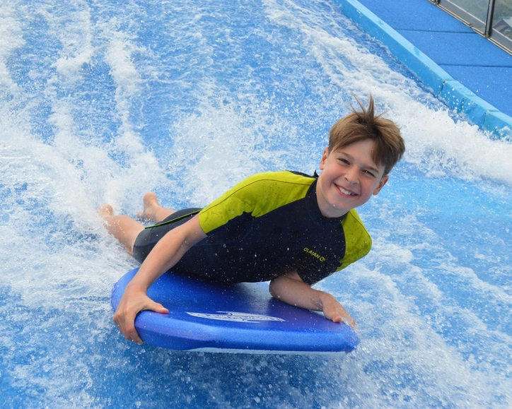 LAGO Mons surf enfant heureux