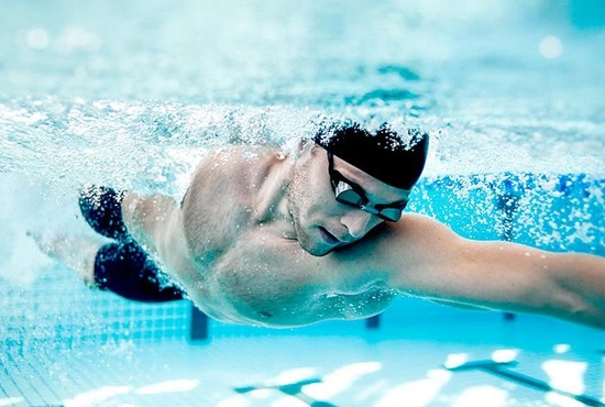 LAGO piscine sportive nageur sous l'eau