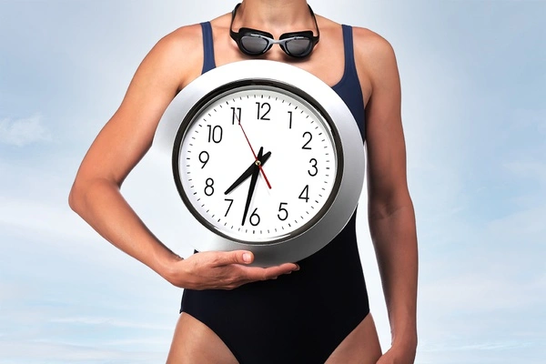 LAGO femme en maillot de bain avec une grande horloge