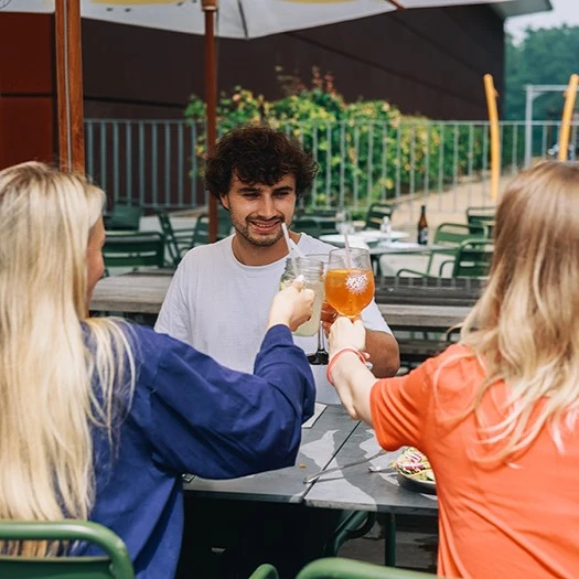 LAGO Gent bistro mensen op het buitenterras