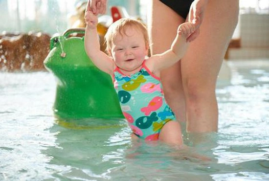 LAGO blije baby in het zwembad