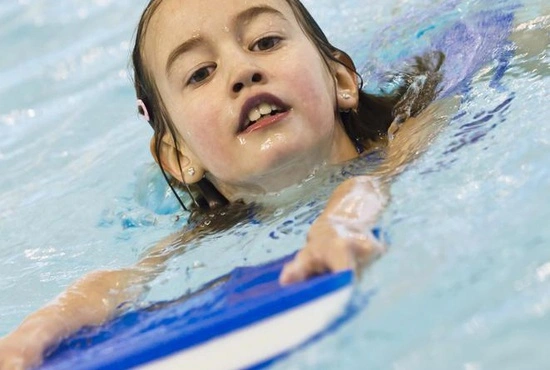 LAGO enfant nageant avec planchette