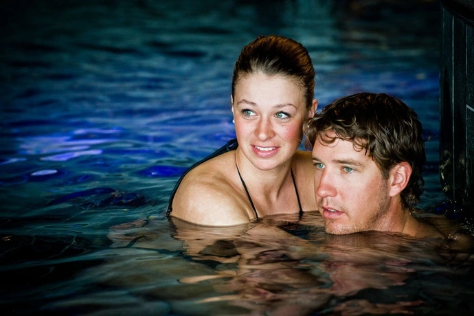 LAGO man en vrouw in het zwembad