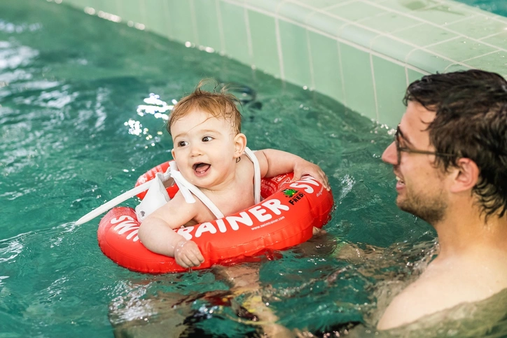 LAGO man met baby in zwembad