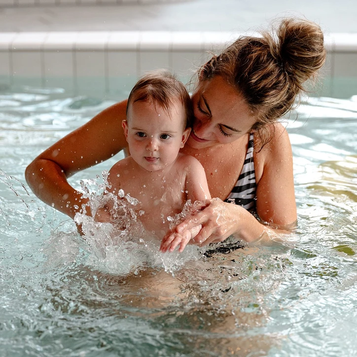 LAGO watergewenning met mama en baby in het peuterbad 