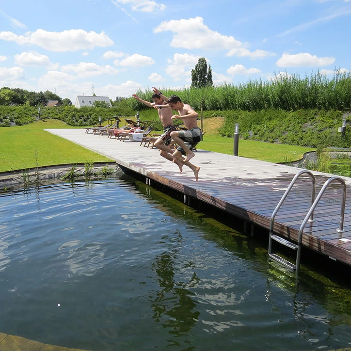 LAGO Beveren jongeren springen in zwemvijver 