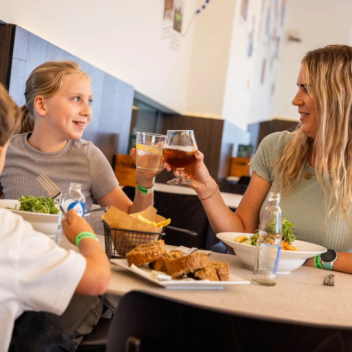 LAGO Pelt Bistro mama en dochter
