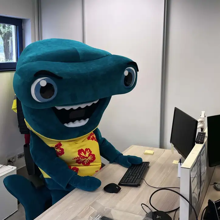 LAGO Pelt mascotte op bureau