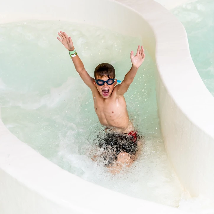 LAGO jongen in wildwaterbaan met handen omhoog