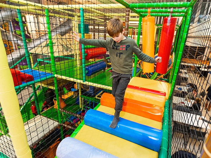 Speelpunt jongen in binnenspeeltuin