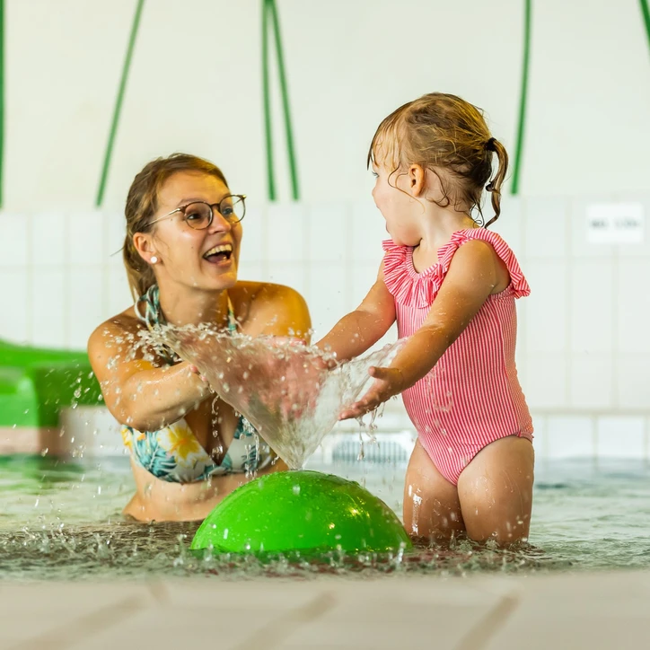 LAGO mama en dochter in kinderbad