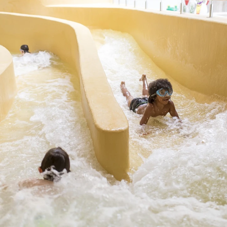 LAGO Brugge jongens in wildwaterbaan