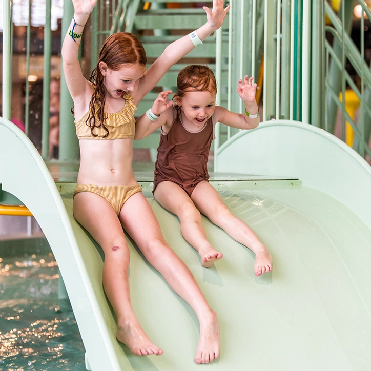 LAGO Kortrijk meisjes glijden van kinderglijbaan