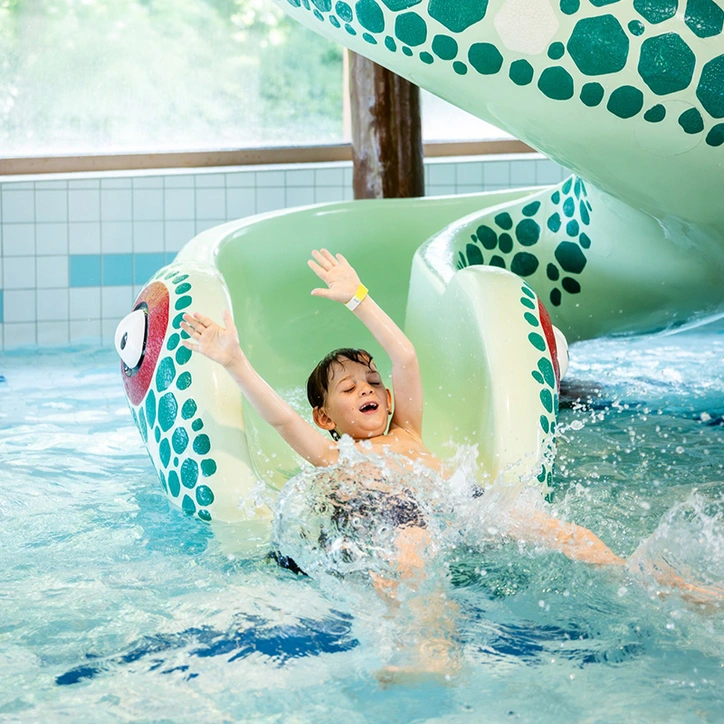 LAGO Lier jongen glijdt van groene kinderglijbaan
