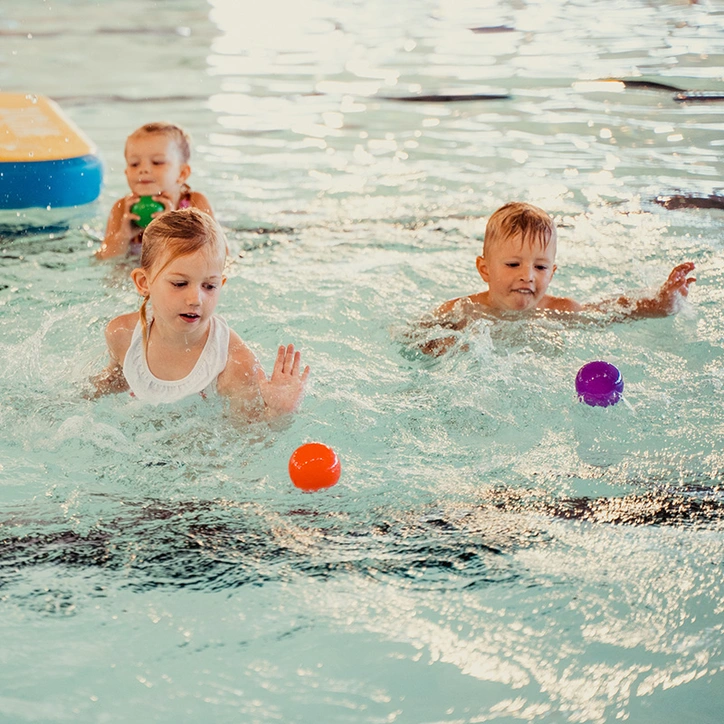 LAGO WaiWai kindjes met balletjes in sportbad